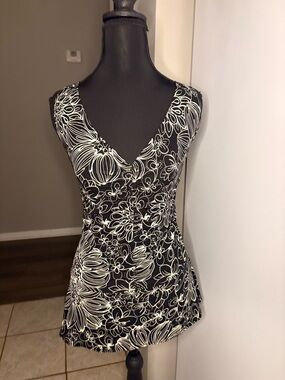 London Times Black & White Floral V-Neck ruched fairycore Top